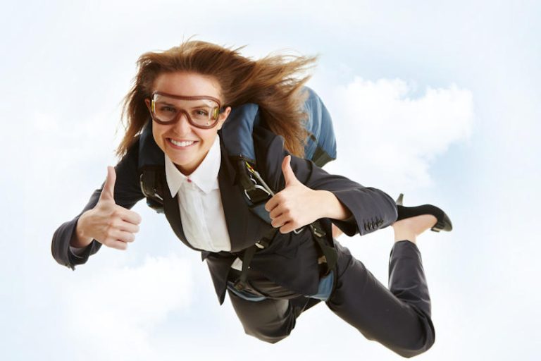 אישה בצניחה חופשית וחיוך